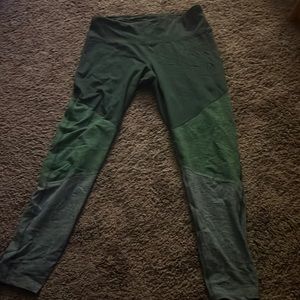 Selling active leggings they are a size XL